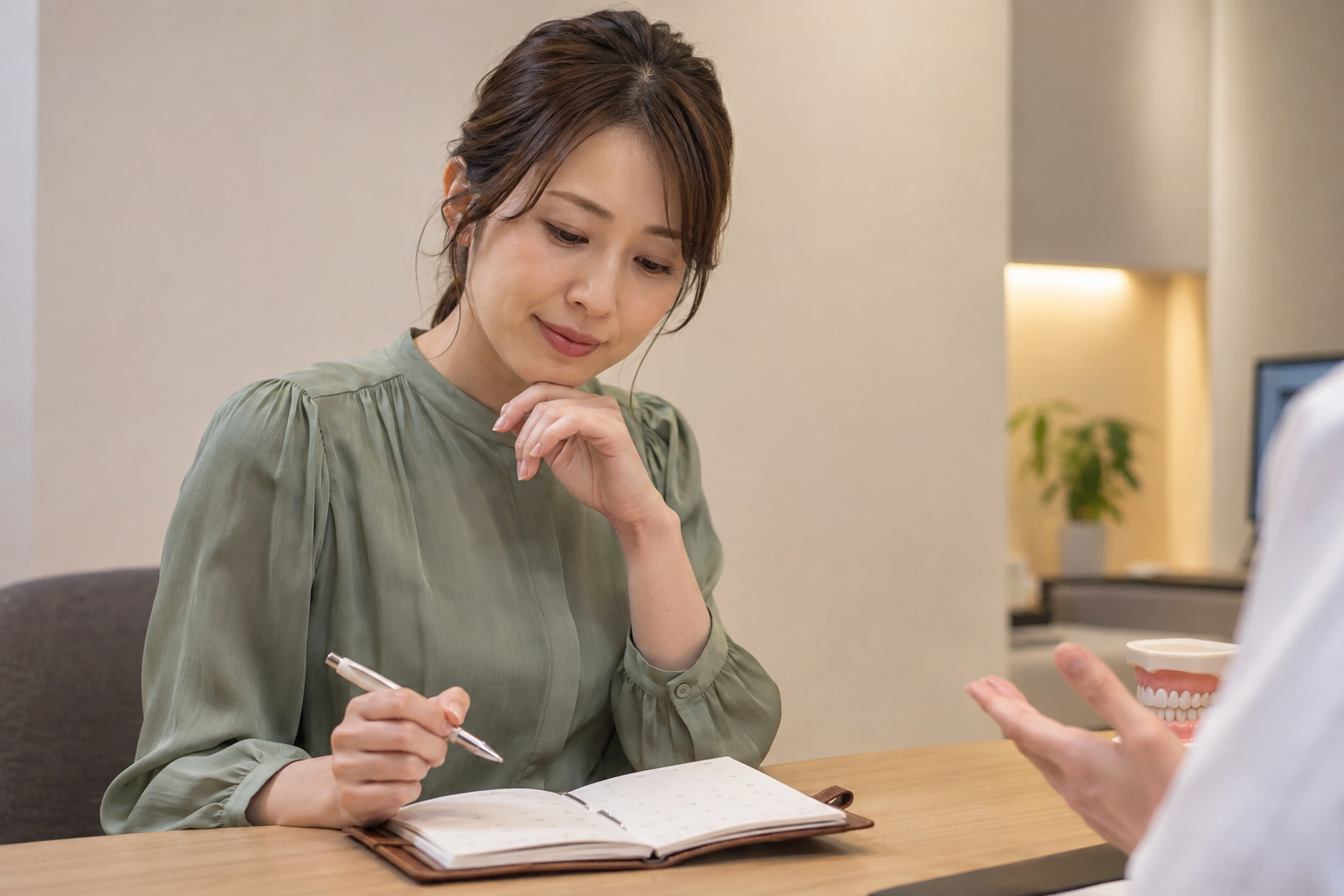 通院の予定をノートで確認する女性