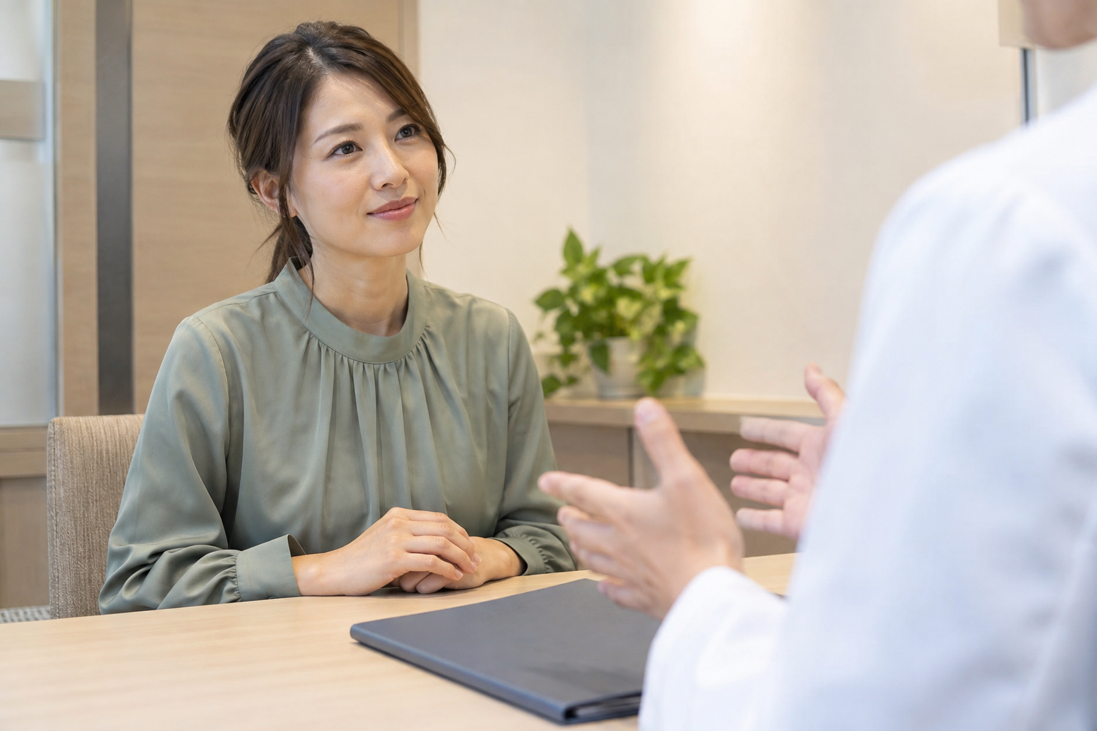 歯科で今後の通院について相談する女性